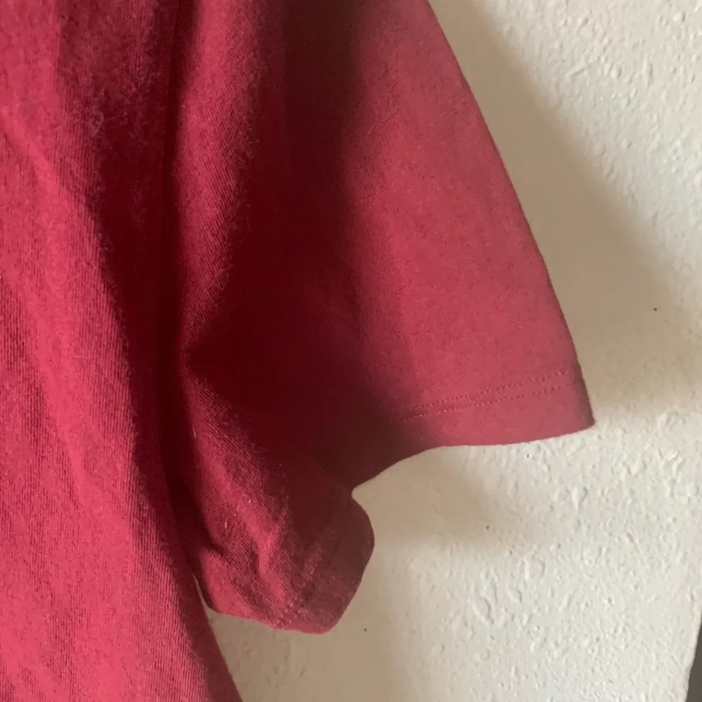 Guess Red Short‎ Sleeve Graphic Tee - Picture 7 of 7